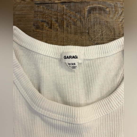 2 women’s garage tops size xs/s, barley worn with no damage - Picture 3 of 4